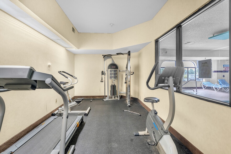More Photos Of 220 Caravan Dr, Elkhart Hotel For Sale