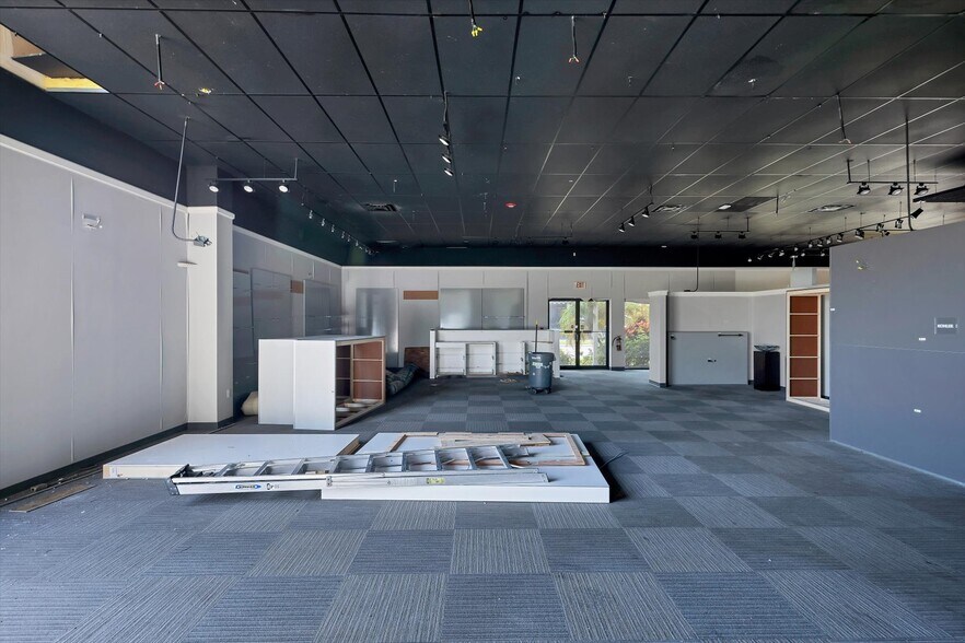 More Photos Of 2451 17th St, Sarasota Showroom For Sale