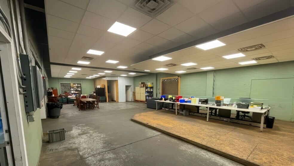 More Photos Of 391 E Wilson Ave, Pontiac Distribution For Lease