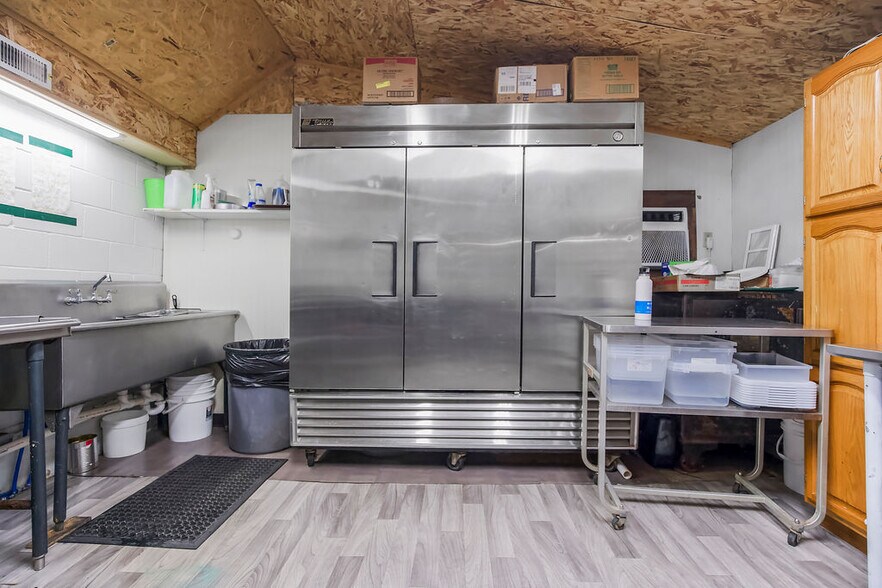 More Photos Of 24200 MO-45, Rushville Flex For Sale