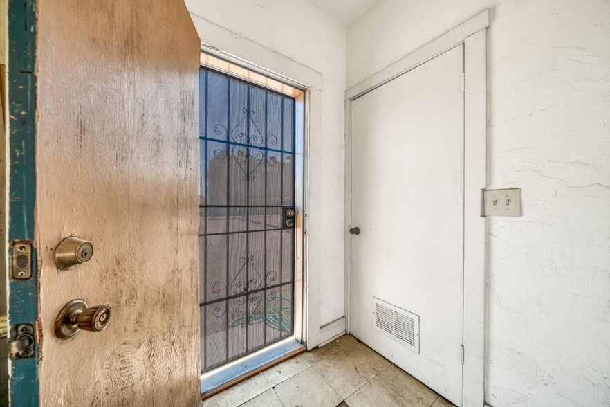 More Photos Of 1433 N 1st St, Phoenix General Retail For Lease