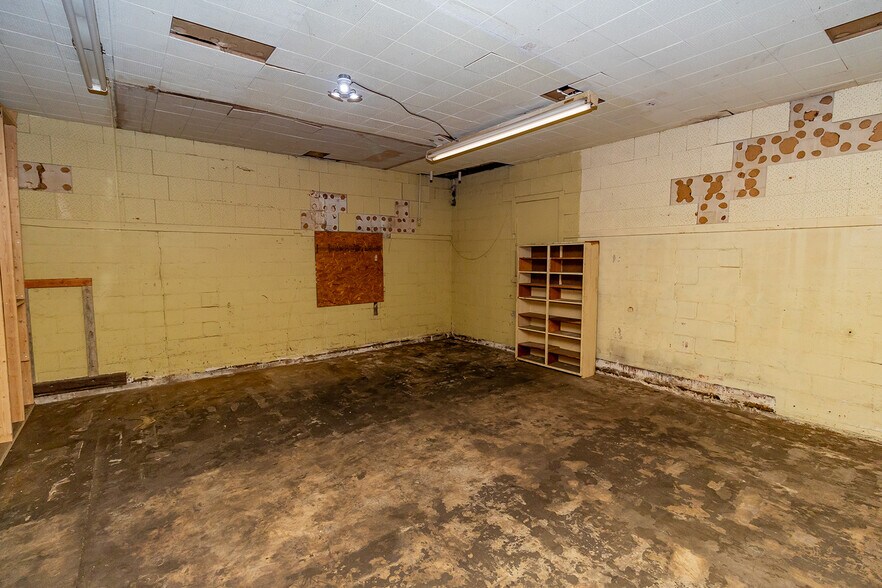 More Photos Of 1627 S Hillside St, Wichita Freestanding For Sale