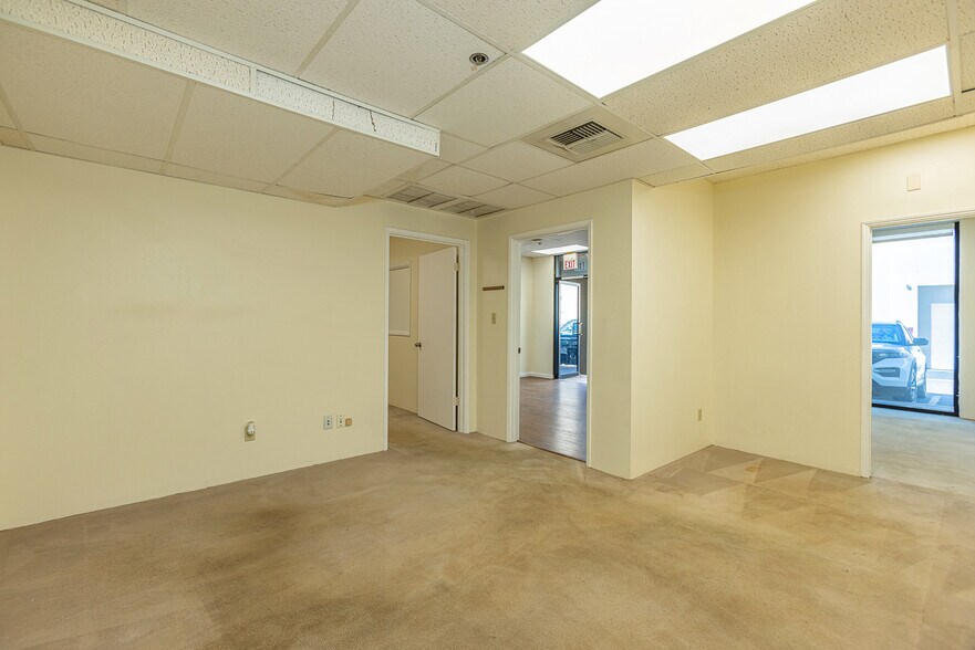 More Photos Of 300 Ohukai Rd, Kihei Showroom For Sale