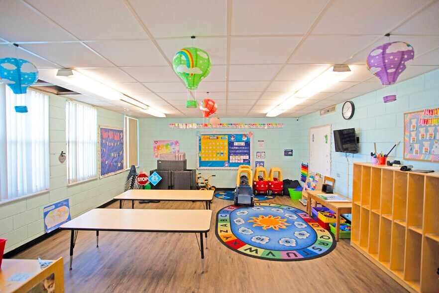 More Photos Of 2045 Drew St, Clearwater Schools For Lease