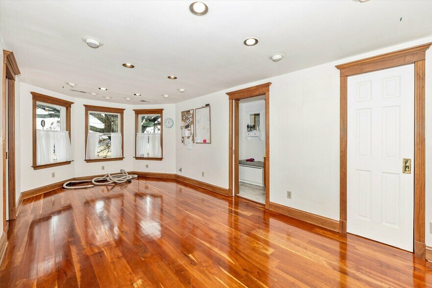 More Photos Of 806 Park Ave, Mount Airy Office For Sale