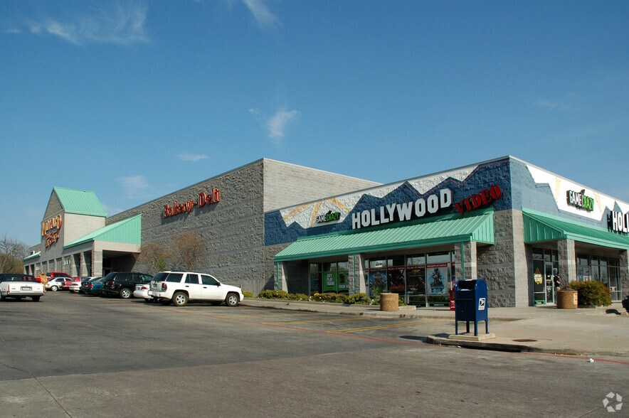 More Photos Of 2130 E Ledbetter Dr, Dallas General Retail For Lease
