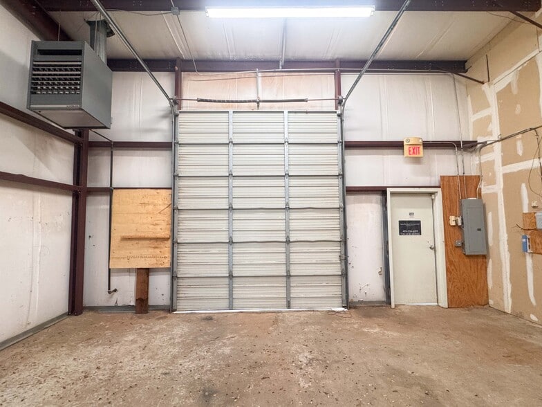 More Photos Of 3561-3569 MacDonnell Dr, Norman Warehouse For Lease