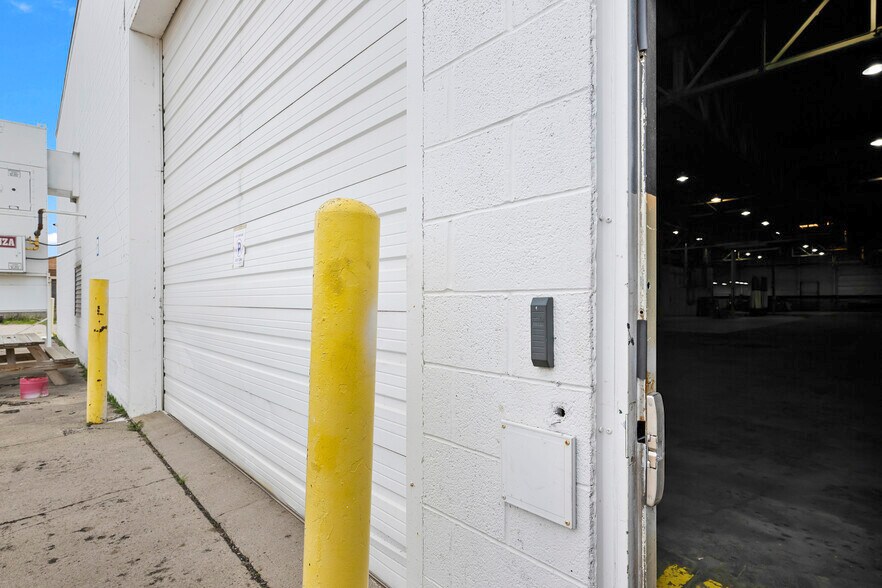 More Photos Of 2727 S Beech Daly Rd, Dearborn Heights Warehouse For Sale