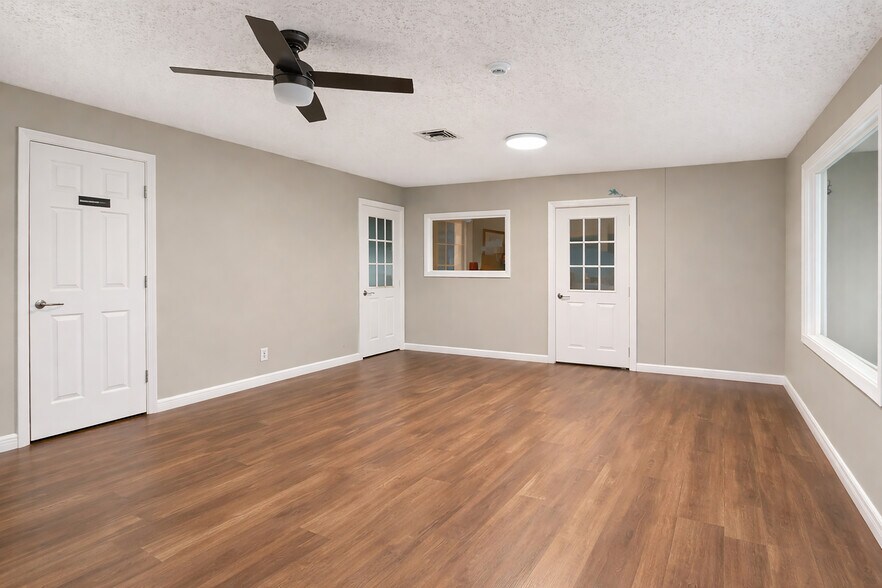 More Photos Of 827 Casey St, Channelview Flex For Sale