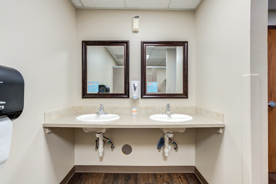 More Photos Of 3802-3806 Interstate 27, Lubbock Office For Sale