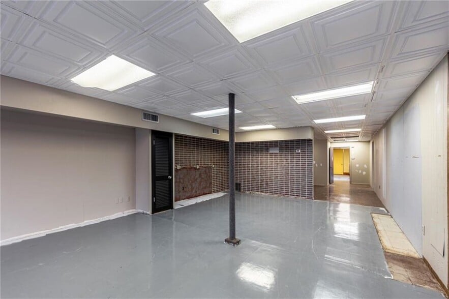 More Photos Of 2327 N Belt Hwy, Saint Joseph General Retail For Lease