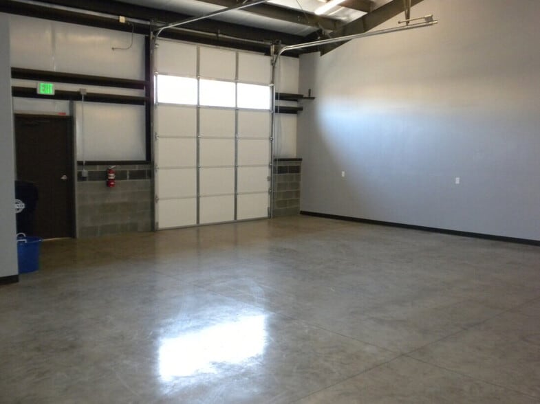 More Photos Of 62982 18th St, Bend Warehouse For Lease
