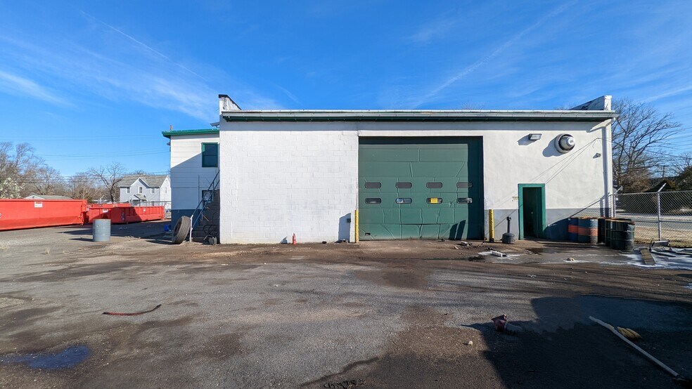 More Photos Of 717 Longfellow St, Woodbine Warehouse For Lease