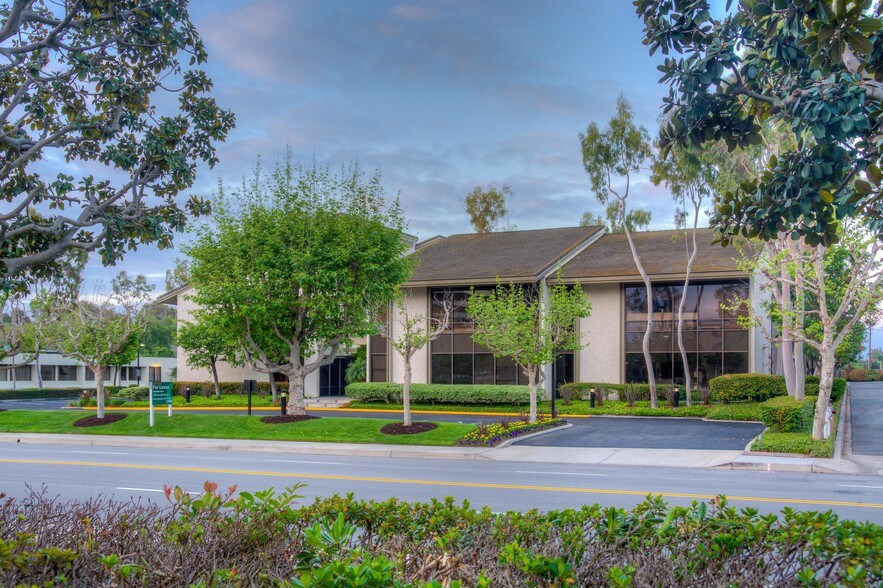 More Photos Of 1451 Quail St, Newport Beach Office For Lease