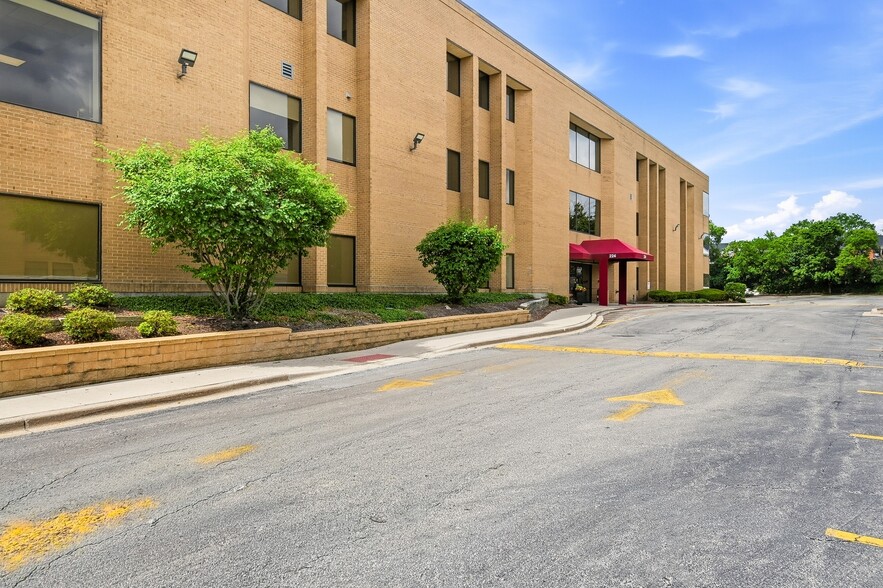 More Photos Of 1S224 Summit Ave, Oakbrook Terrace Medical For Lease