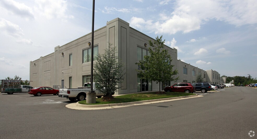 More Photos Of 8982-9050 Hornbaker Rd, Manassas Warehouse For Lease