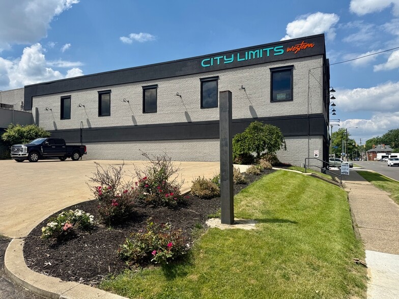 Primary Photo Of 641 Lincoln Way W, Massillon Showroom For Lease