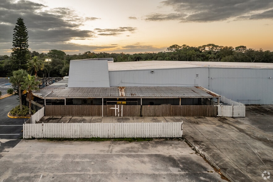 More Photos Of 3350 S Ridgewood Ave, Port Orange Showroom For Lease