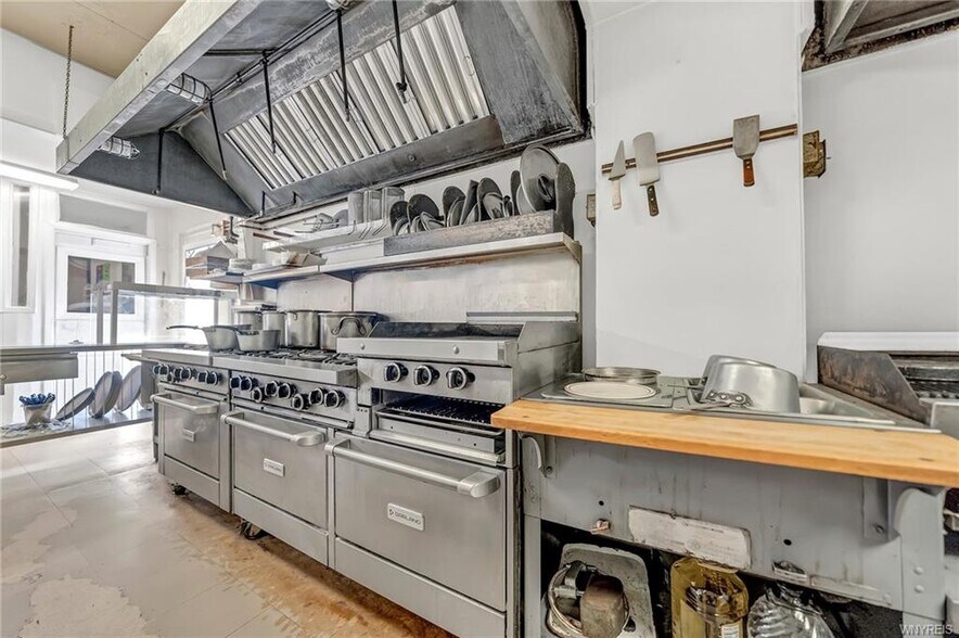 More Photos Of 3019 Pine Ave, Niagara Falls Restaurant For Sale