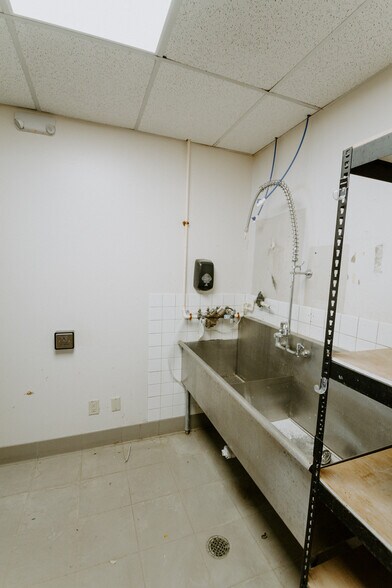 More Photos Of 5575-5599 W 78th St, Edina Research And Development For Lease