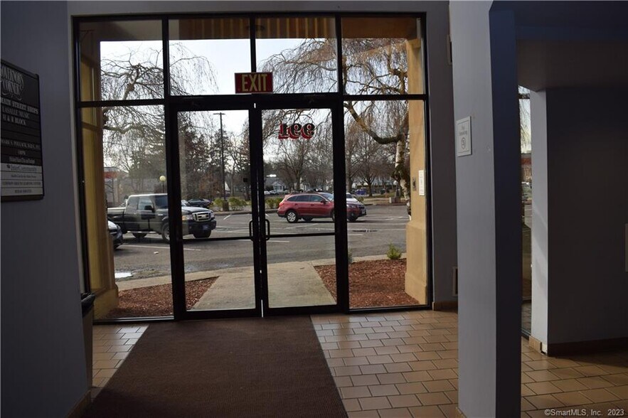 More Photos Of 987-1003 Main St, East Hartford Storefront Retail Office For Lease