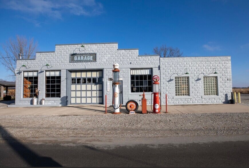 Primary Photo Of 991 N Main St, Kewanna General Retail For Sale