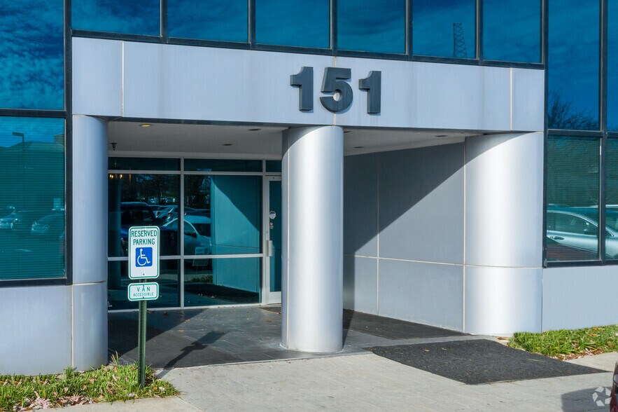 More Photos Of 151 N Eagle Creek Dr, Lexington Medical For Lease