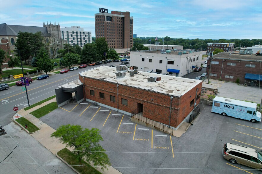 More Photos Of 300 W Linwood Blvd, Kansas City Office For Sale