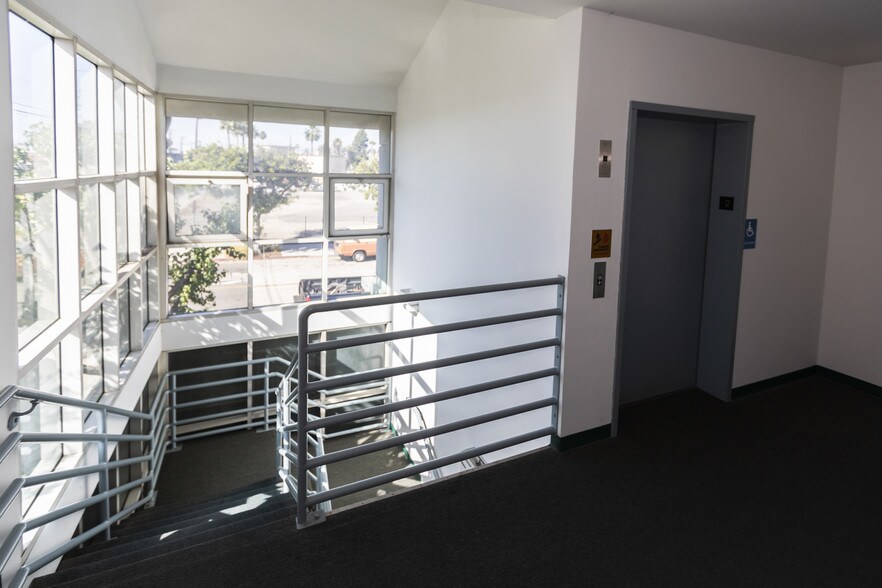 More Photos Of 711 E Wardlow Rd, Long Beach Office For Lease