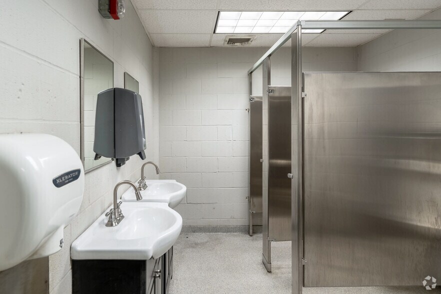 More Photos Of 612-616 Dwight St, Springfield Warehouse For Lease