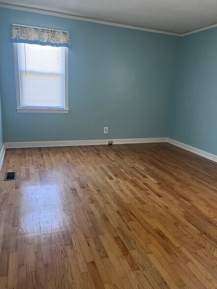 More Photos Of 1 Elizabeth Dr, Greenville Freestanding For Sale