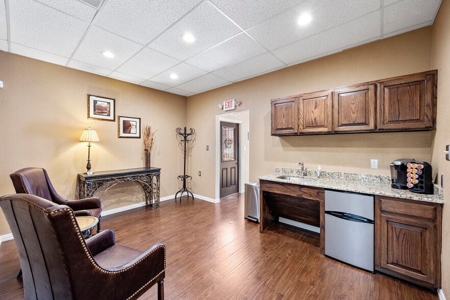 More Photos Of 2313 Roosevelt Dr, Dwg Office For Sale