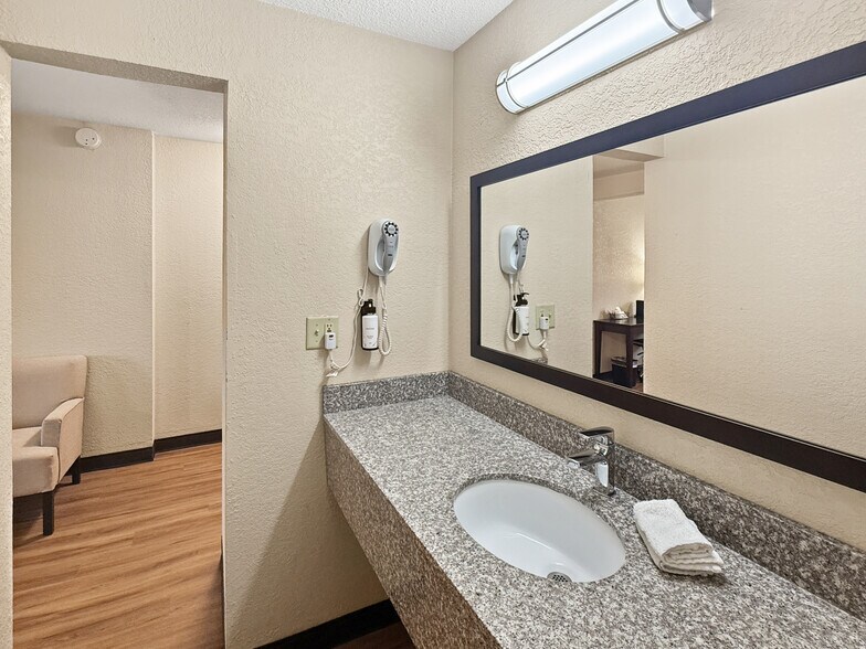 More Photos Of 5020 NE 14th St, Des Moines Hotel For Sale