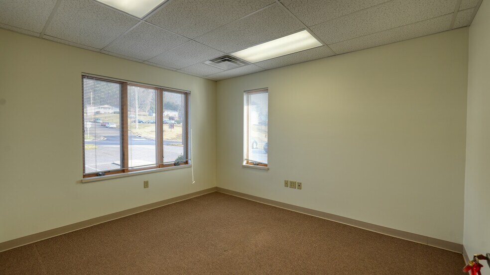 More Photos Of 2050 E Wheeling Ave, Cambridge Office For Lease