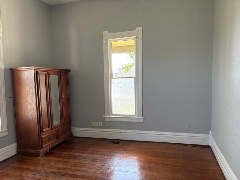 More Photos Of 612 S Rogers St, Waxahachie Office Residential For Sale