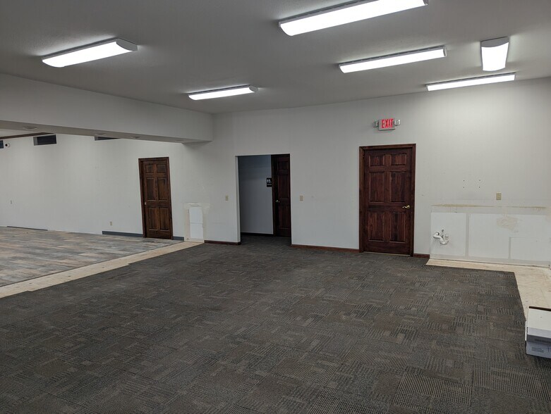 More Photos Of 452 W Arrow St, Marshall Restaurant For Lease