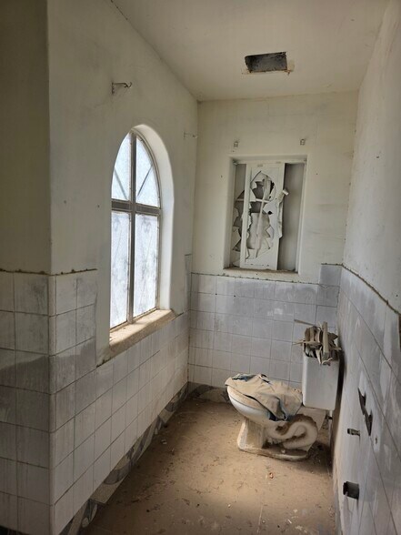 More Photos Of 113 S 6th Ave, Barstow Religious Facility For Sale