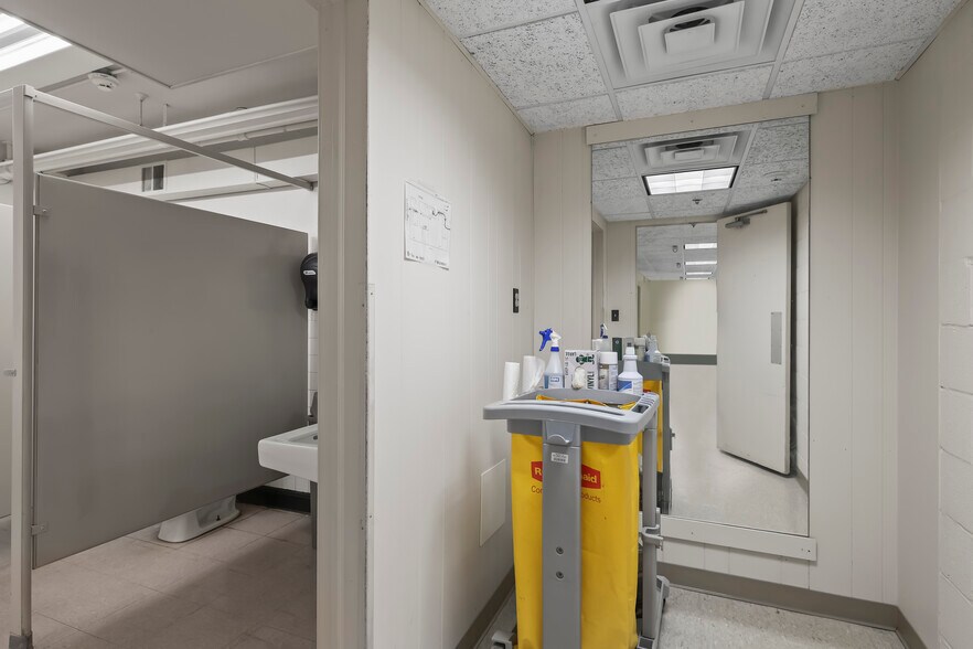 More Photos Of 1631 Main St, Niagara Falls Industrial For Sale