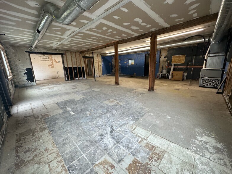 More Photos Of 1900 Broadway St, Anderson Storefront Retail Office For Sale