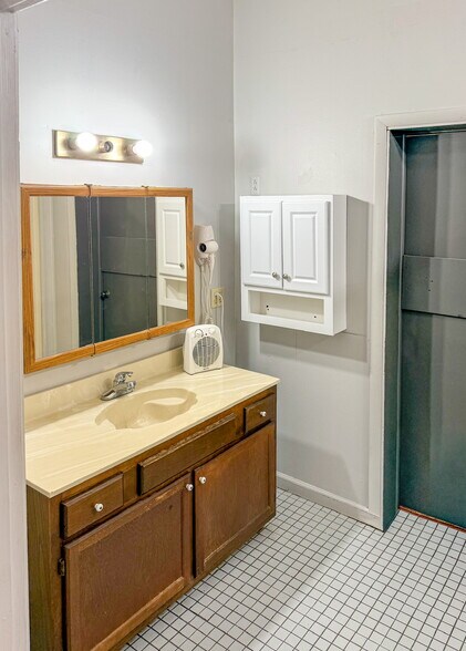 More Photos Of 1315 W State St, Bristol Office For Lease