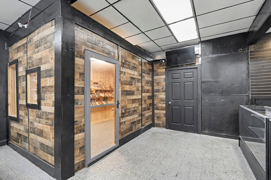 More Photos Of 302-306 S Cedar St, Mason Freestanding For Sale