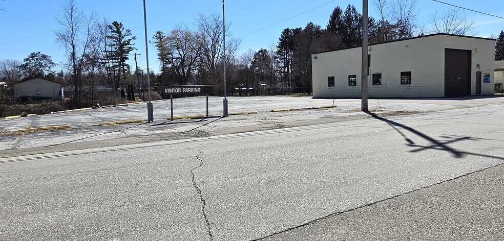 More Photos Of 401 E 5th St, Pinconning Distribution For Sale