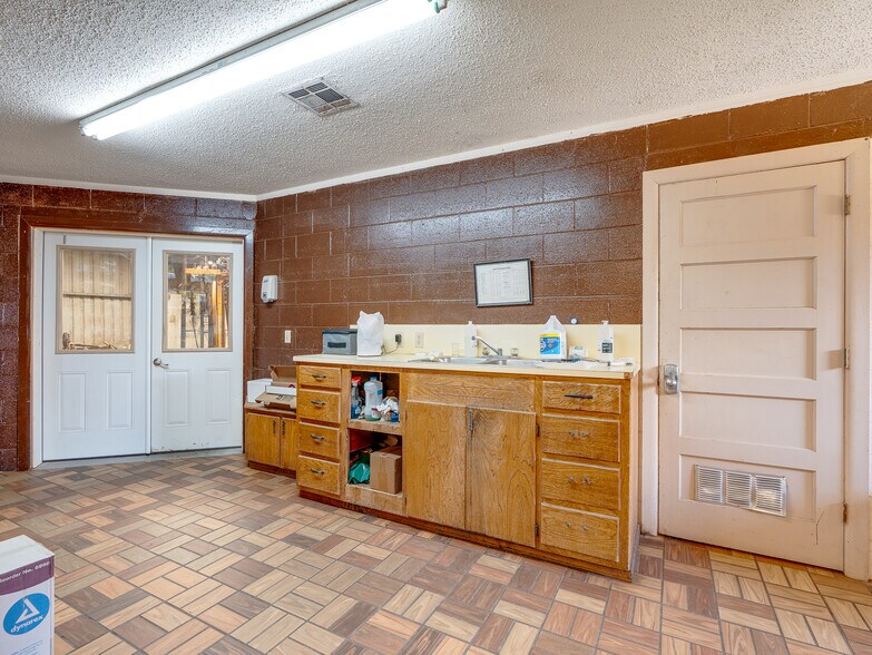 More Photos Of 1853 S Broadway St, Coalgate Flex For Sale