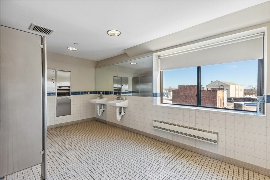 More Photos Of 1 E Ridgewood Ave, Ridgewood Storefront Retail Office For Lease