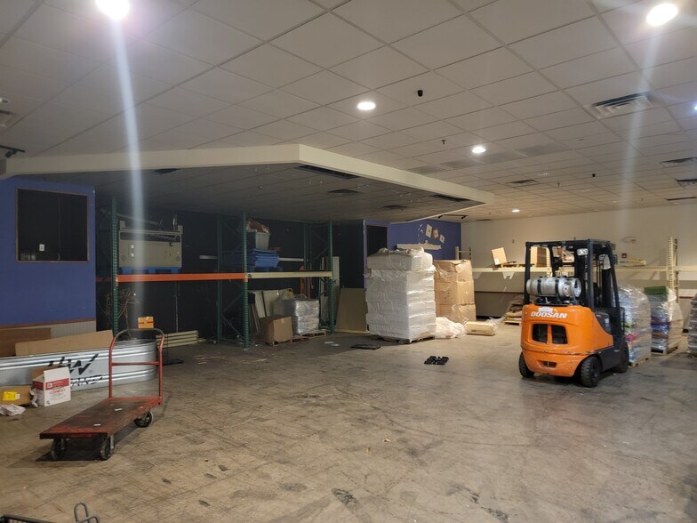 More Photos Of 856 S Alma School Rd, Mesa Freestanding For Sale