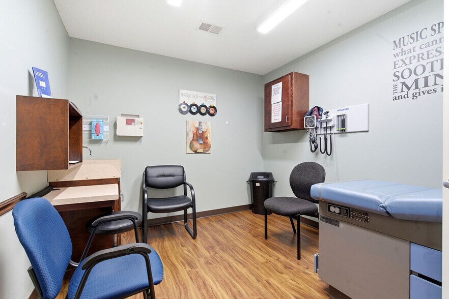 More Photos Of 622 W Market St, Bolivar Medical For Sale
