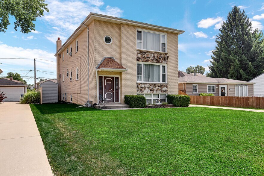 Primary Photo Of 10611 S 81st Ct, Palos Hills Apartments For Sale