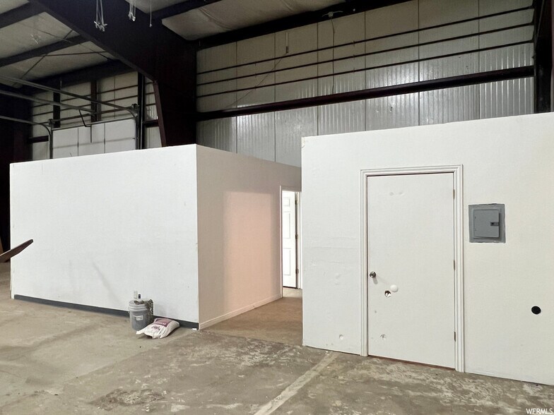 More Photos Of 540 Wright Brothers Dr, Naples Warehouse For Lease