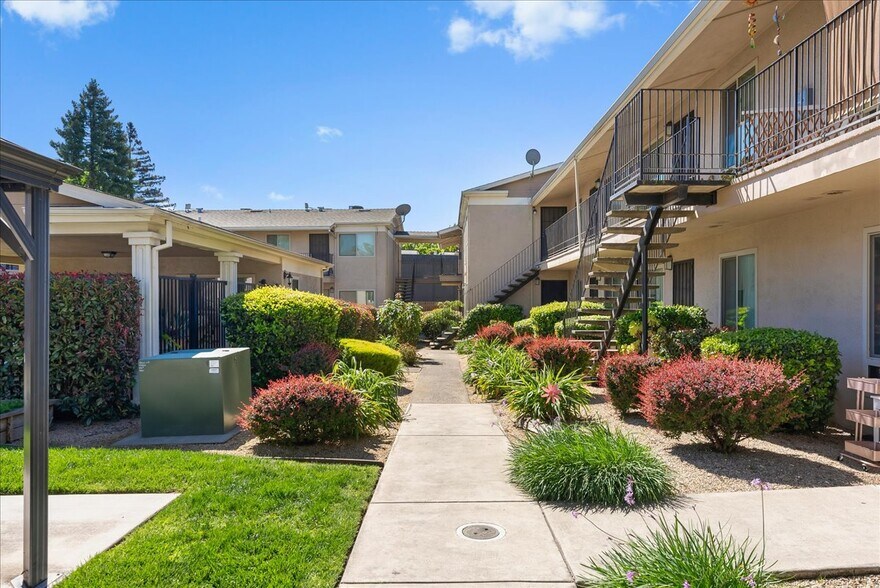 More Photos Of 915 Johnfer Way, Sacramento Apartments For Sale