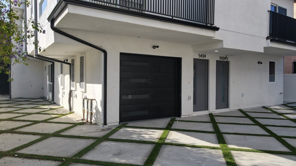 More Photos Of 5436 Romaine St, Los Angeles Apartments For Sale